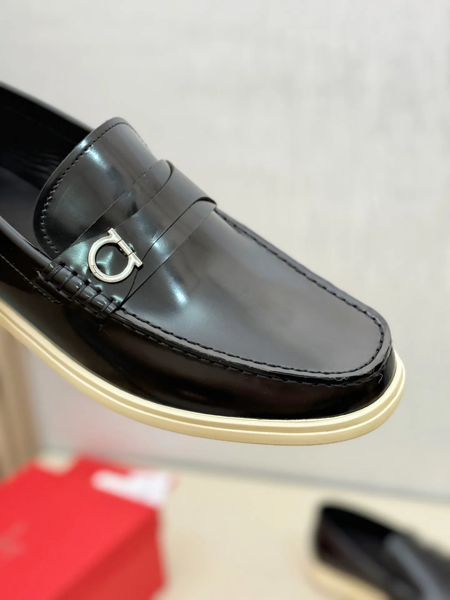 [Ferragamo] P: 580💰 Number of yards: 38~44 (45 orders are non-returnable) Ferragam's new men's driving shoes, the fabric is made of imported cowhide, with visible texture, heavy industrial stitching, dyed calfskin inside, standard logo cowhide feet, big-name experience, soft and comfortable on the feet, a men's favorite, special non-slip and wear-resistant rubber soles, easy to handle various occasions, with original box packaging!